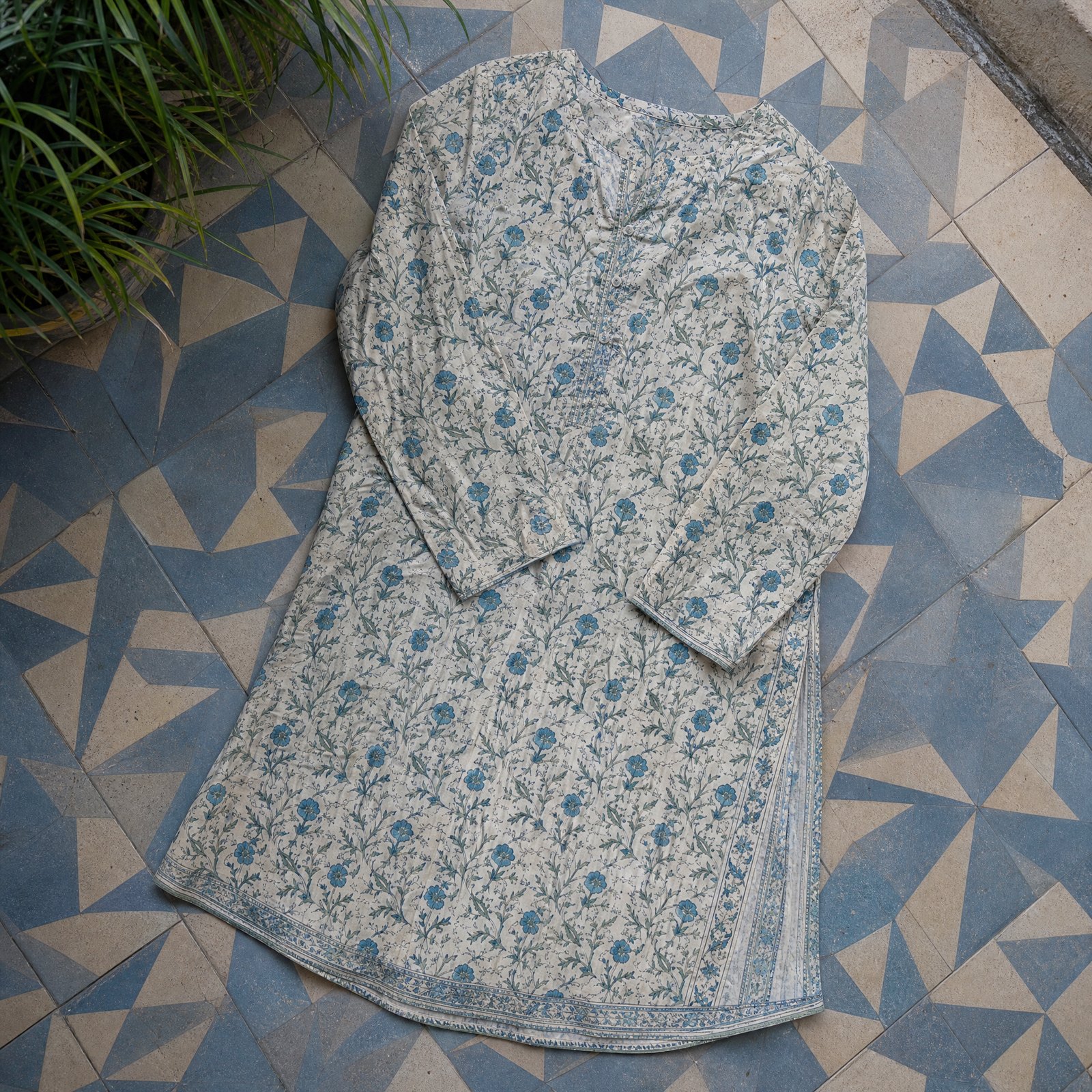 Folded tunics overtops from the RUQYAH range